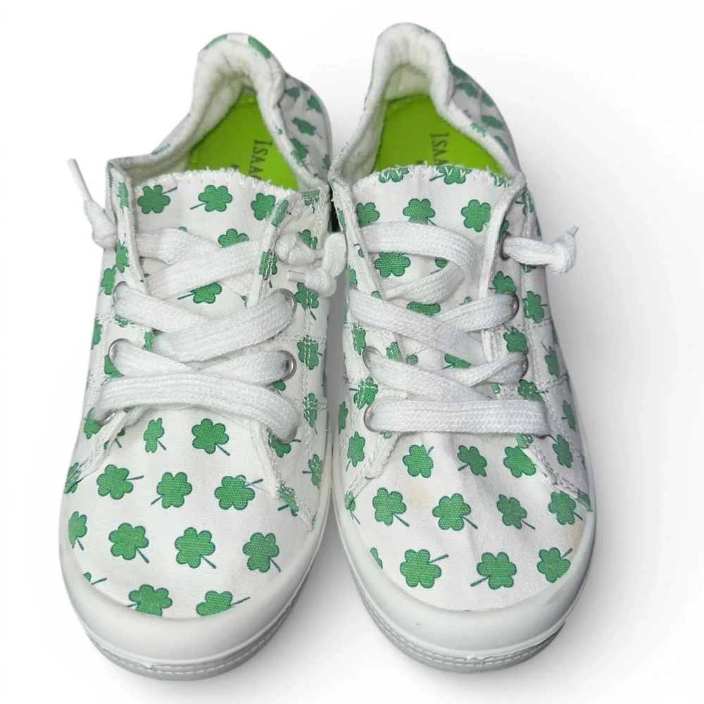 Isaac Mizrahi Women’s White Canvas Sneakers with‎ Green Clover Design size 6.5